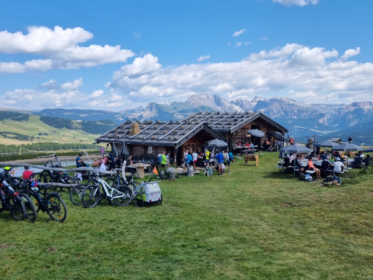 ALPE DI SIUSI – UNA PASSEGGIATA ALLA EDELWEISS HUTTE PER RIGENRARE MENTE E&nbsp;PALATO